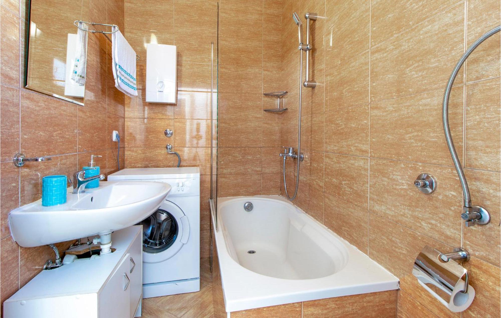 Amazing apartment in Dramalj with 2 Bedrooms&WiFi Buitenkant foto